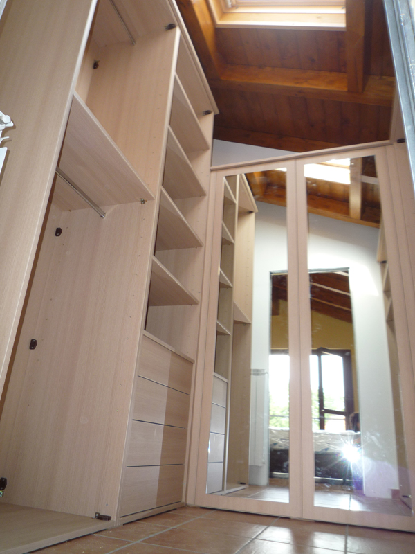 Cabina armadio tipo rovere sbiancato con due ante a specchio con cornice
