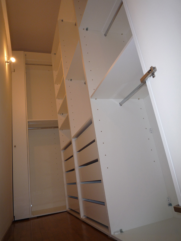 Cabina armadio bianca con anta ripostiglio
